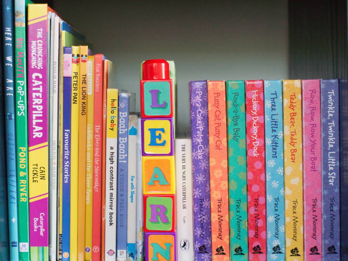 Kolorowe książki ustawione obok siebie. Ilustracja do artykułu: 10 książek dla dzieci, które powinny znaleźć się w każdym dziecięcym pokoju